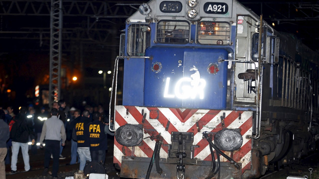 Trem colide com uma locomotiva parada deixando 40 feridos em Buenos Aires