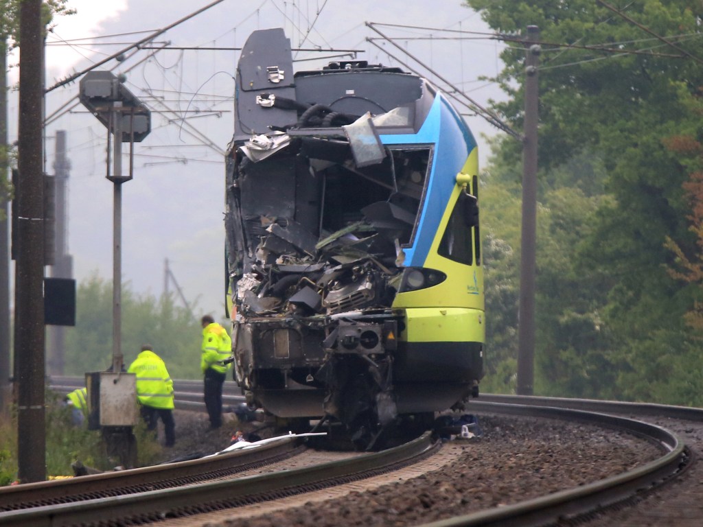 Trem danificado após acidente que deixou dois mortos e cerca de 20 feridos no oeste da Alemanha
