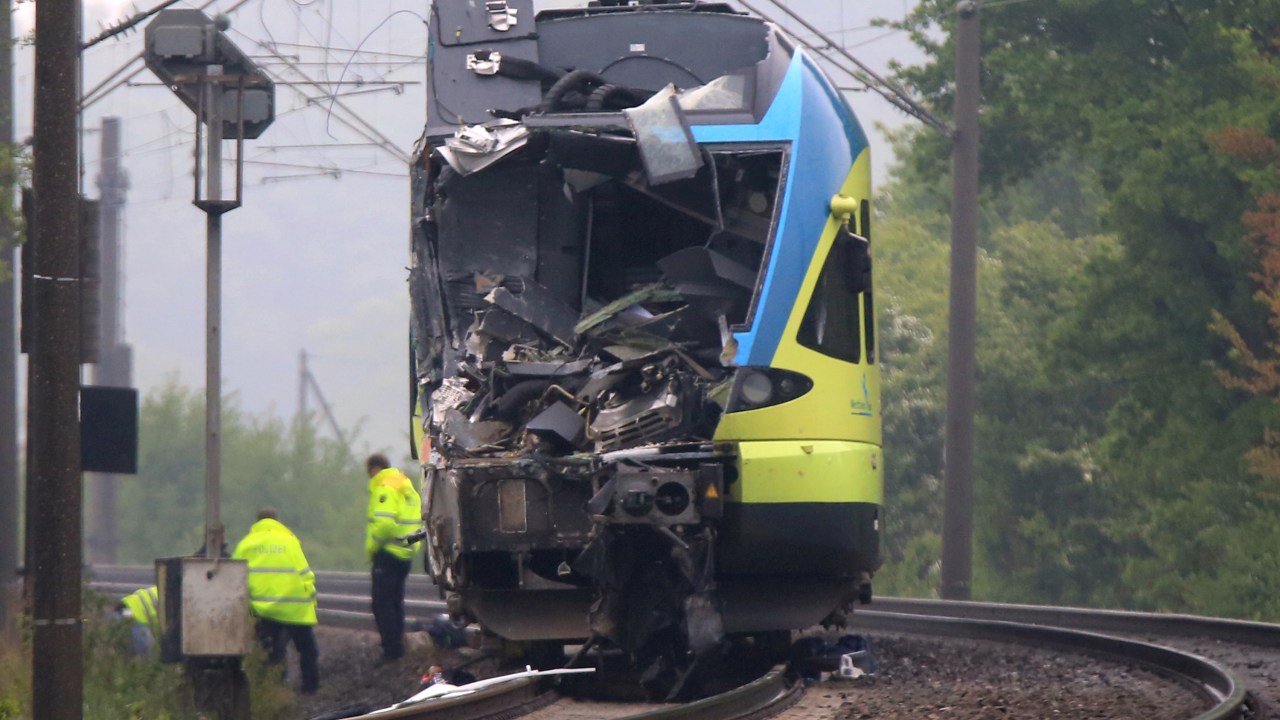 Trem danificado após acidente que deixou dois mortos e cerca de 20 feridos no oeste da Alemanha