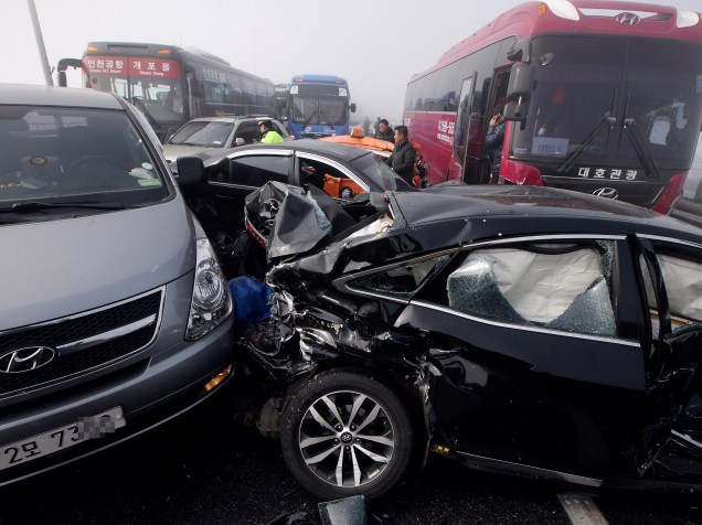 Duas pessoas morreram e dezenas ficaram feridas em um engavetamento envolvendo cerca de 100 veículos em Incheon, Coreia do Sul