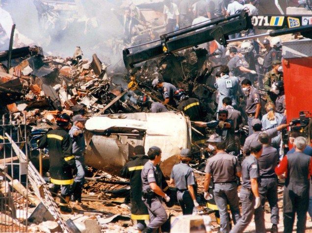Bombeiros e equipes de resgate em meio aos destroços no local do acidente com o Fokker 100 da TAM, em 1996. O acidente matou 99 pessoas