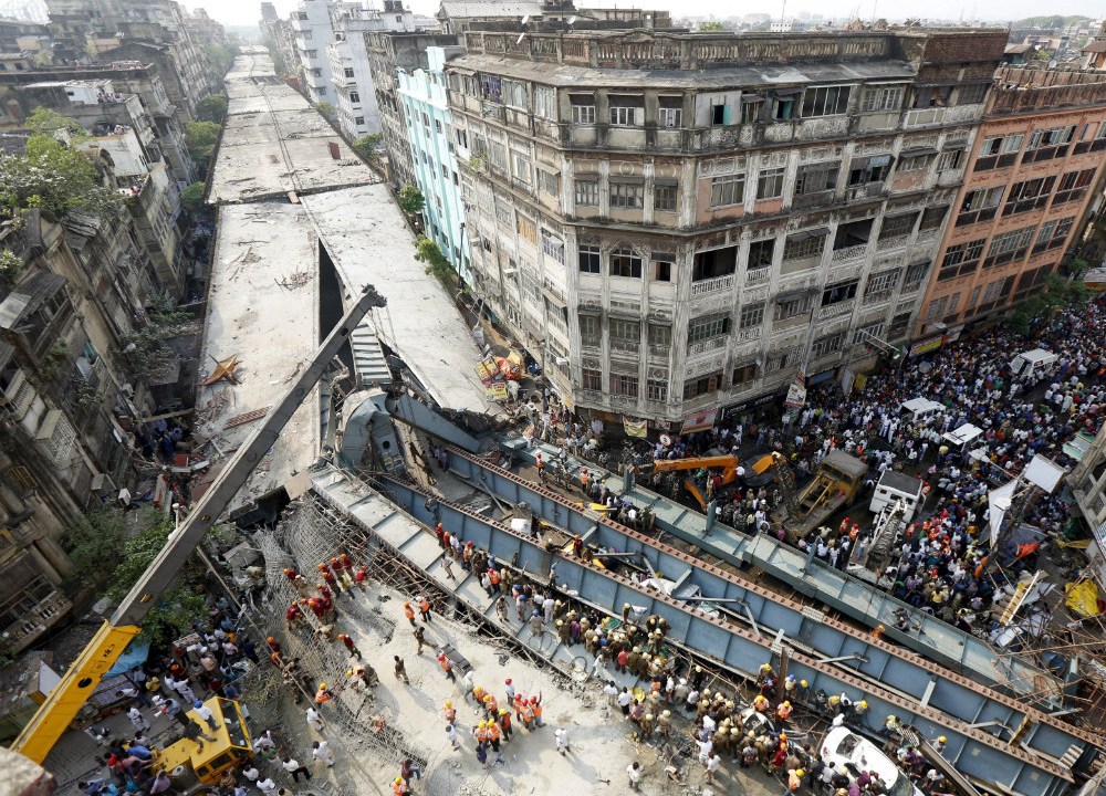 Vista áera do viaduto que desabou em Calcutá, na Índia