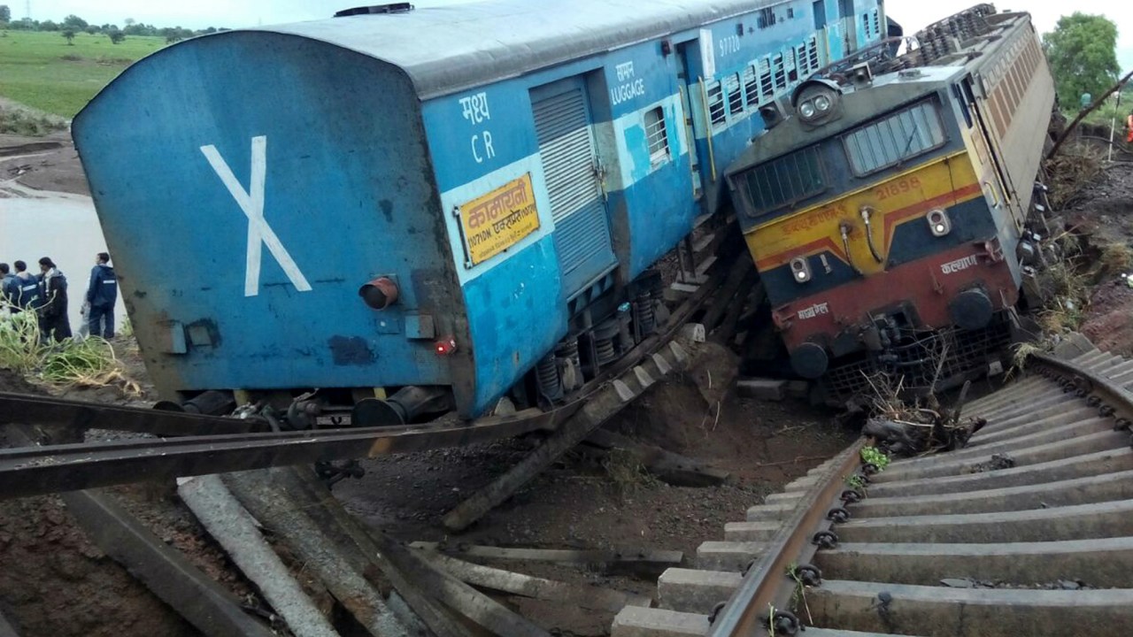 Trens descarrilam em Harda, no Estado de Madhya Pradesh, centro da Índia
