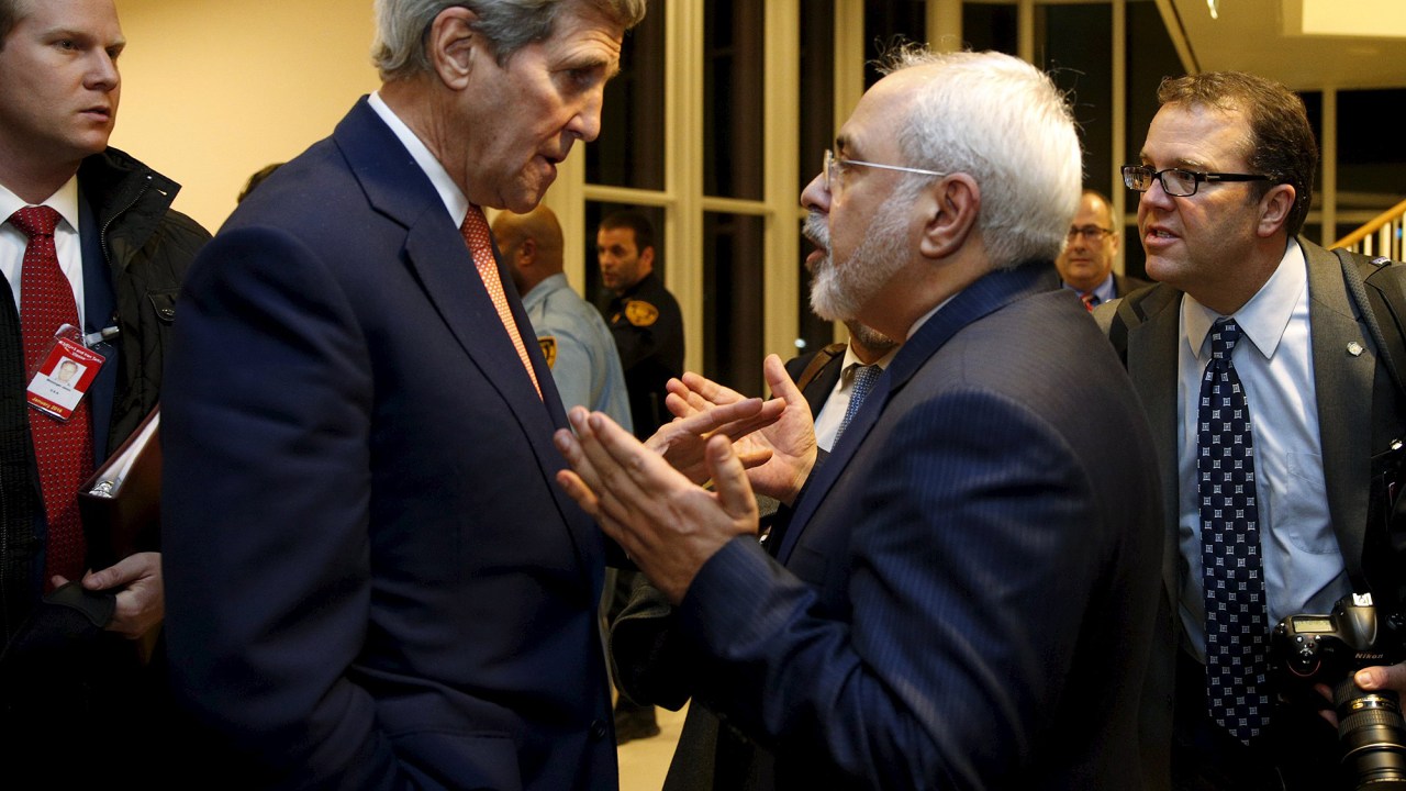 Secretário de Estado dos EUA, John Kerry, conversa com o ministro das Relações Exteriores do Irã, Mohamad Javad Zarif