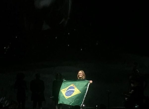 Adele exibe bandeira do Brasil em show e diz: “A sua hora vai