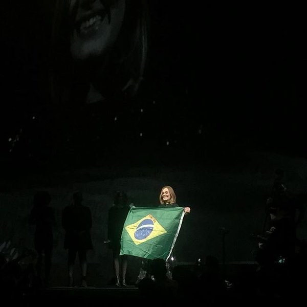 Adele exibe bandeira brasileira durante show em Dublin, na Irlanda
