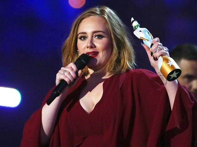 Adele recebe prêmio BRIT em Londres, nesta quarta-feira (24)