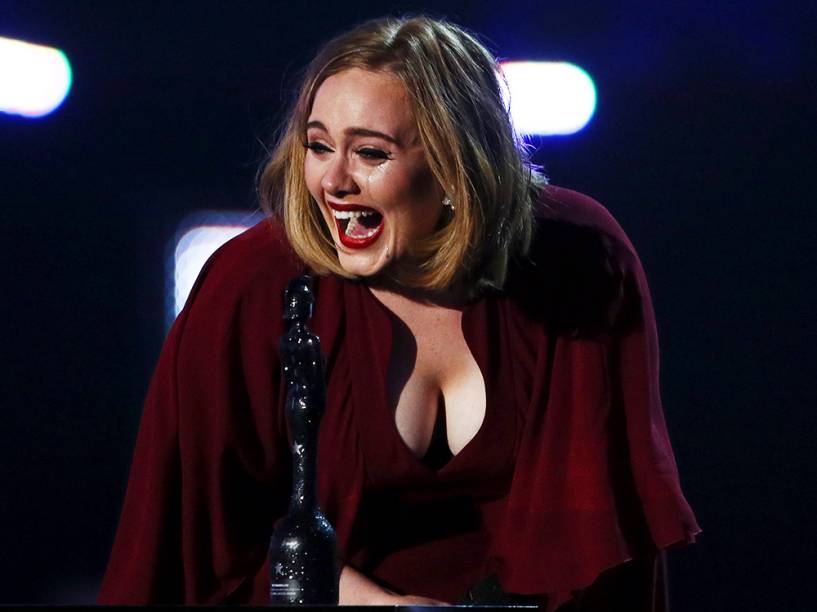 Cantora Adele se emociona ao receber prêmio, no BRIT Awards, realizado no O2 Arena, em Londres, nesta quarta-feira (24)