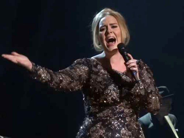 A cantora Adele durante apresentação no Radio City Music Hall