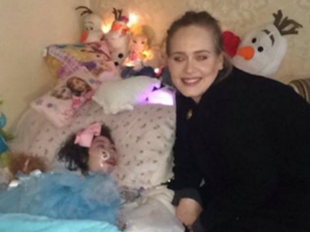 Adele com a fã Rebecca, 12, que sofre uma doença terminal