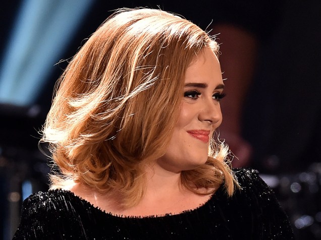 Adele ao lado de James Corden, durante participação no programa Late Late Show, da CBS