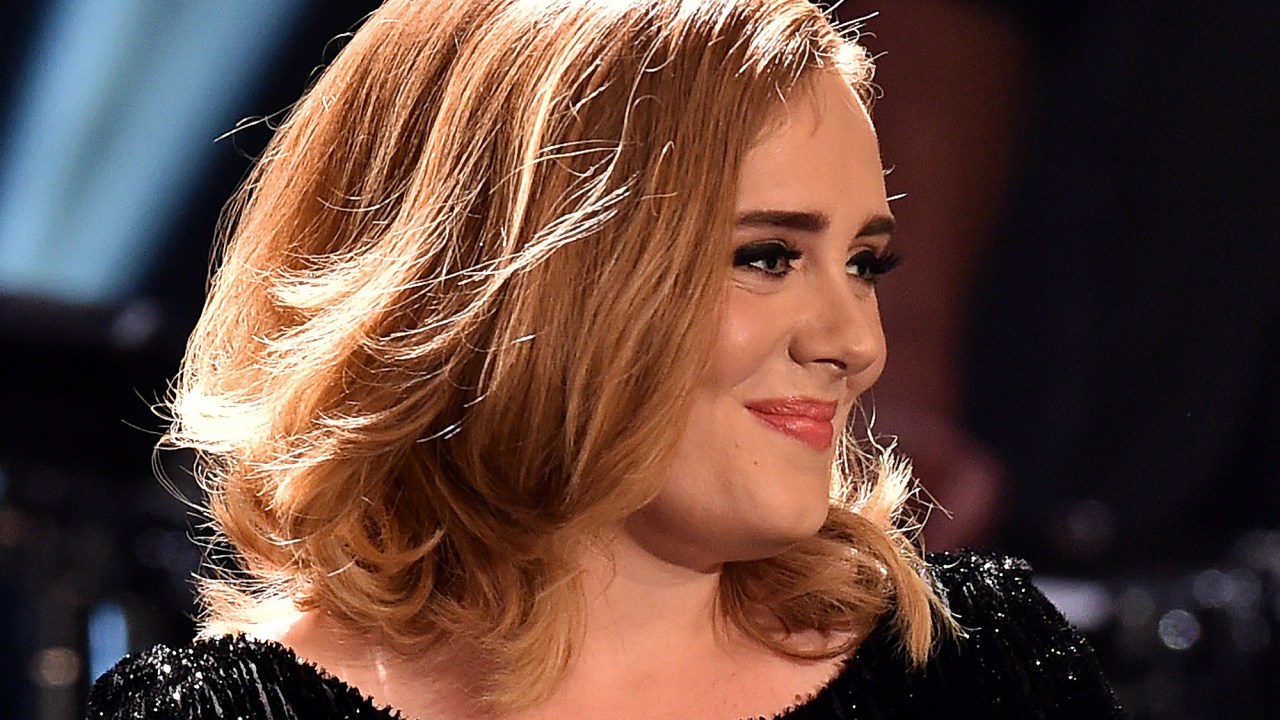 Adele ao lado de James Corden, durante participação no programa 'Late Late Show', da CBS