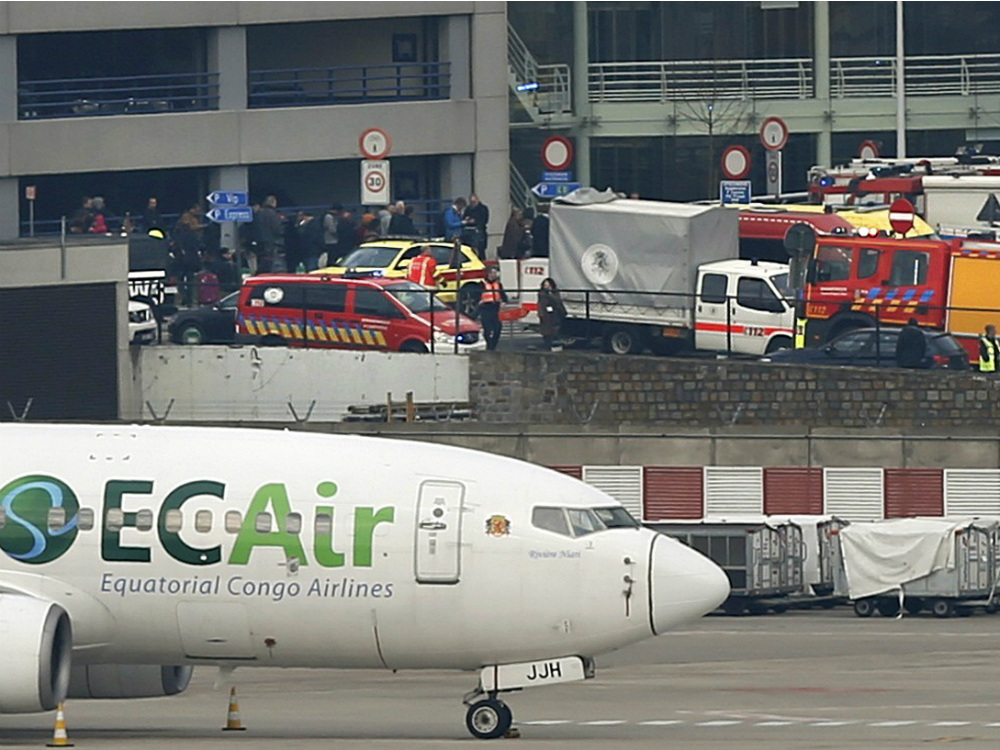 Avião parado no Aeroporto de Bruxelas após os ataques