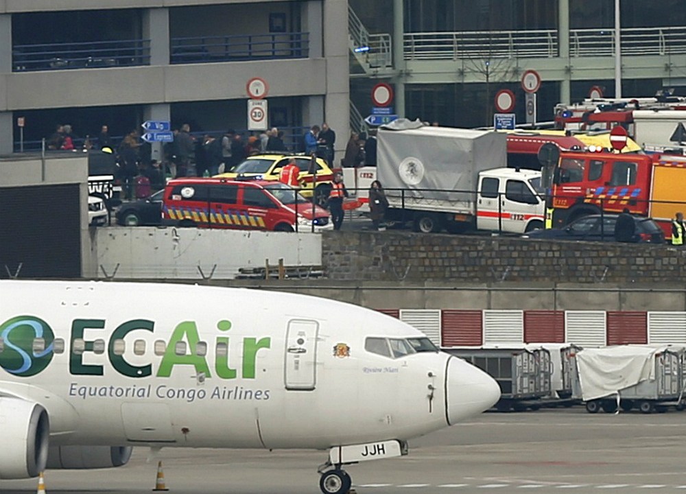 Avião parado no Aeroporto de Bruxelas após os ataques
