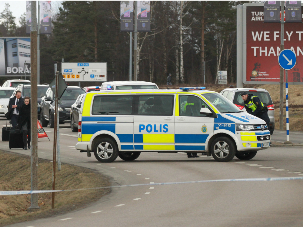 Pessoas deixam o aeroporto de Göteborg, em Estocolmo, após ameaça de bomba