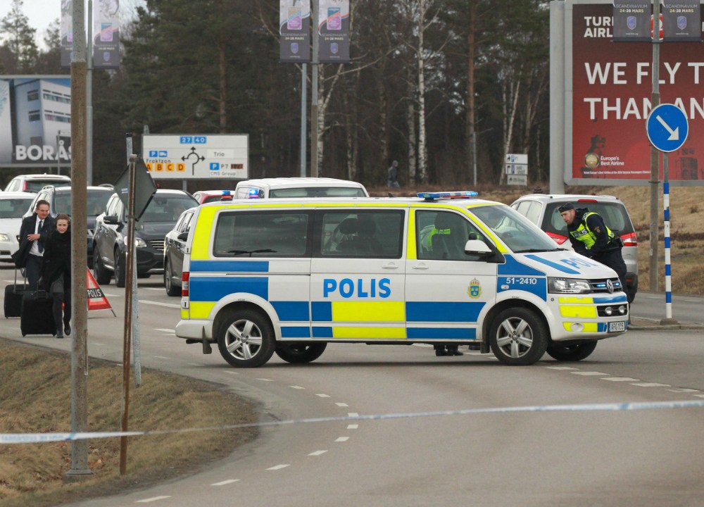 Pessoas deixam o aeroporto de Göteborg, em Estocolmo, após ameaça de bomba