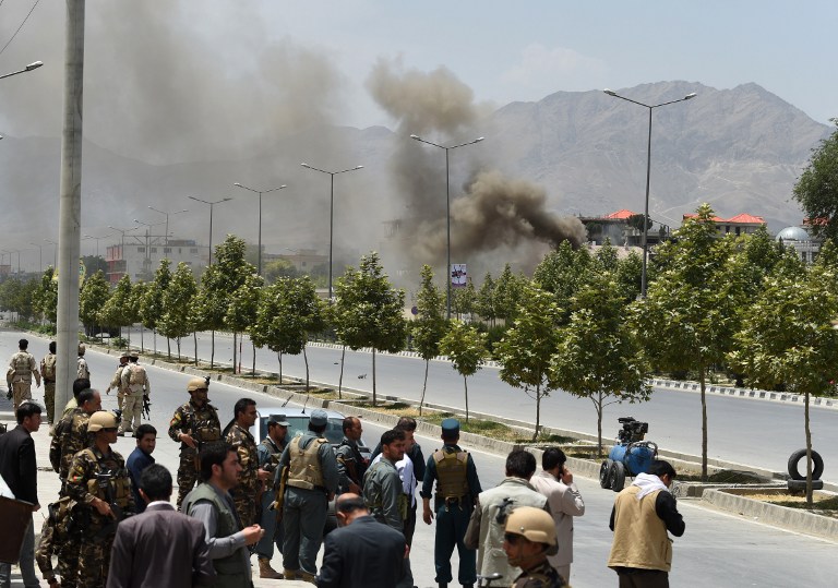 Coluna de fumaça sobe do Parlamento afegão, alvo de atentado do talibã