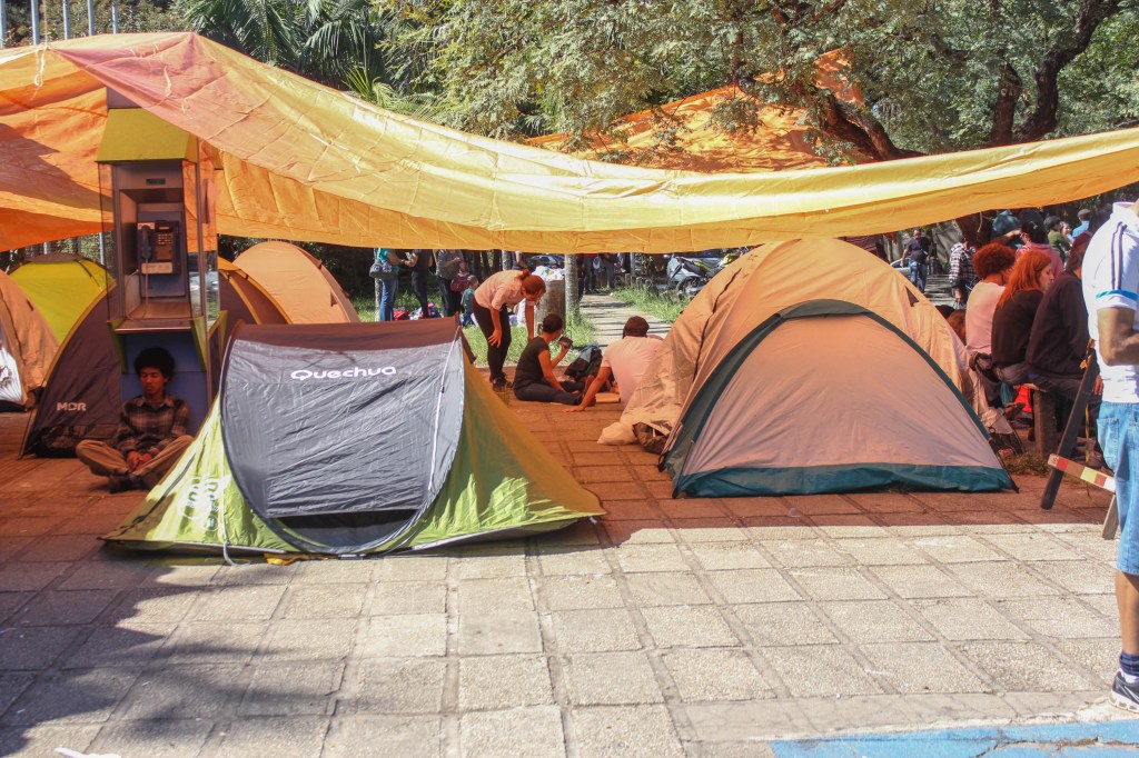 Grevistas que acampavam na Cidade Universitária da USP são retirados pela PM