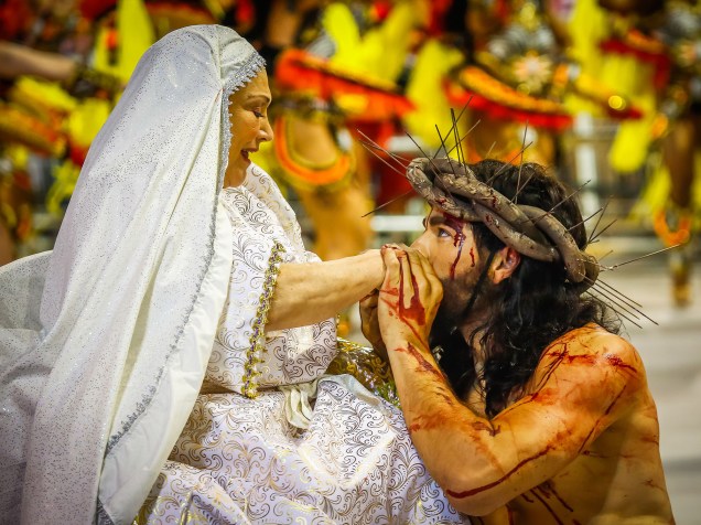Maria, mãe de Jesus, que foi representada pela atriz Nicette Bruno e apareceu com Jesus recebendo seu carinho a seus pés no desfile da Águia de Ouro, no Sambódromo do Anhembi