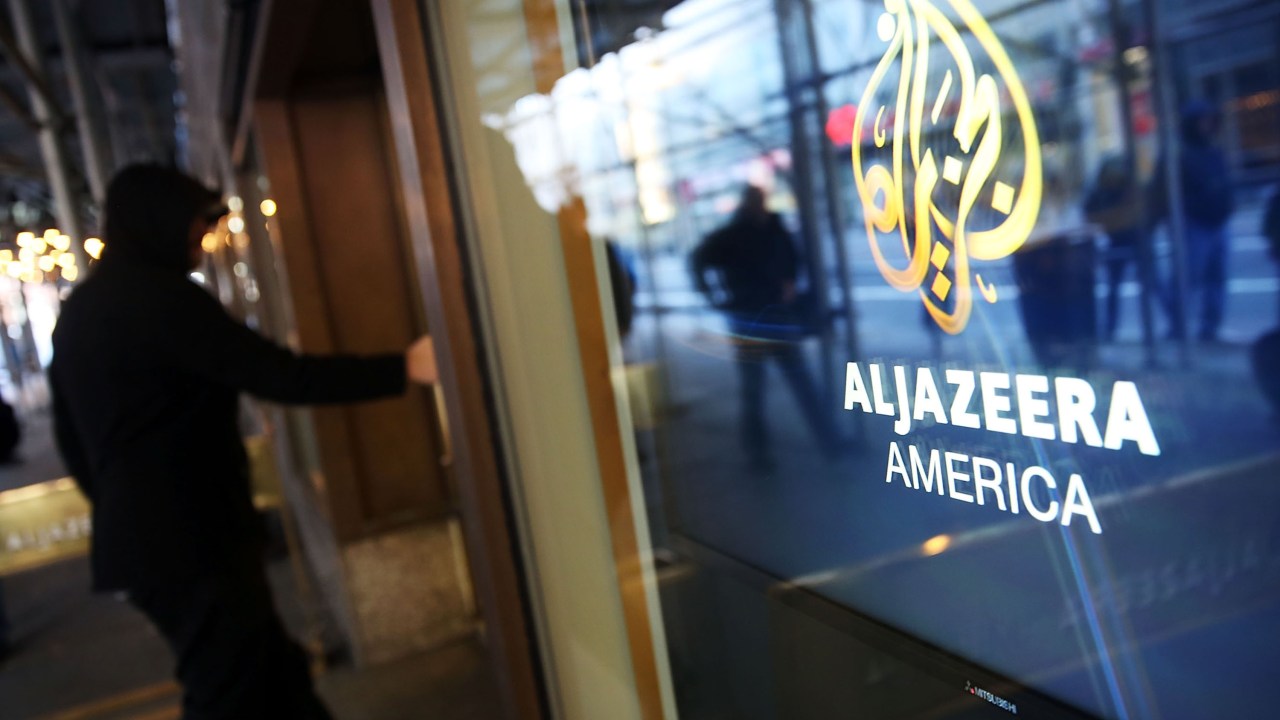 Logo da Al Jazeera América na entrada do escritório da emissora em Nova York (EUA)