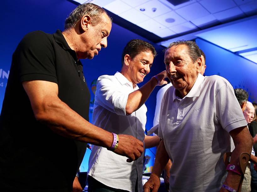 Alcides Ghiggia cumprimenta Carlos Alberto Torres no palco após uma coletiva de imprensa na véspera do sorteio final da Copa do Mundo 2014, na Costa do Sauipe