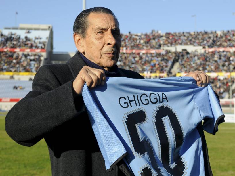 Ghiggia segura uma camiseta do Uruguai com o número 50, em referência a vitória contra o Brasil na Copa do Mundo de 1950