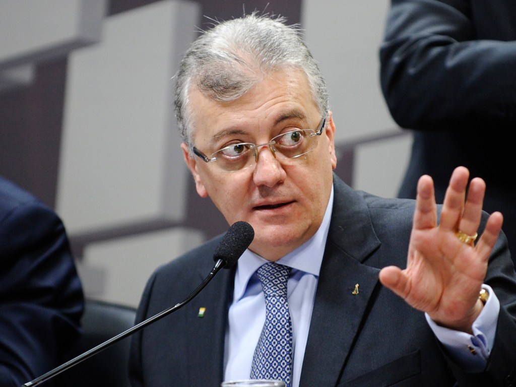 O presidente da Petrobras, Aldemir Bendine, em audiência no Senado sobre a situação financeira da estatal