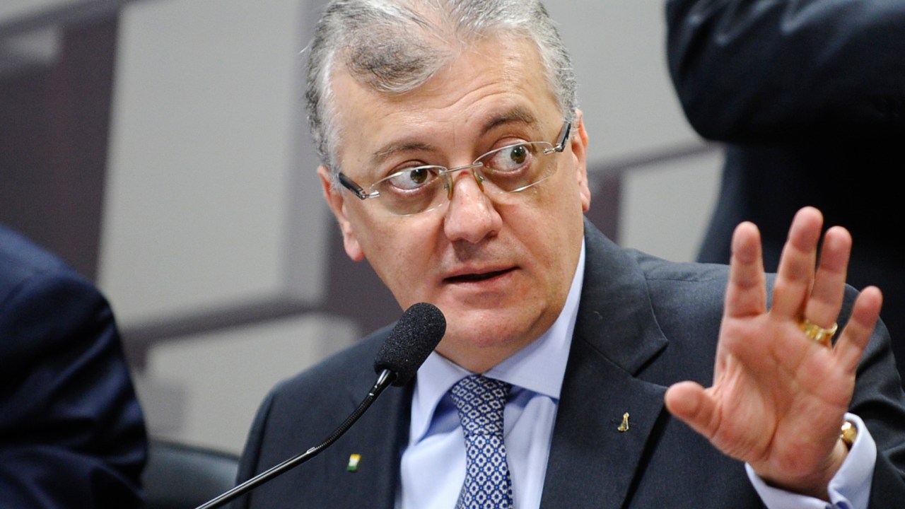 O presidente da Petrobras, Aldemir Bendine, em audiência no Senado sobre a situação financeira da estatal
