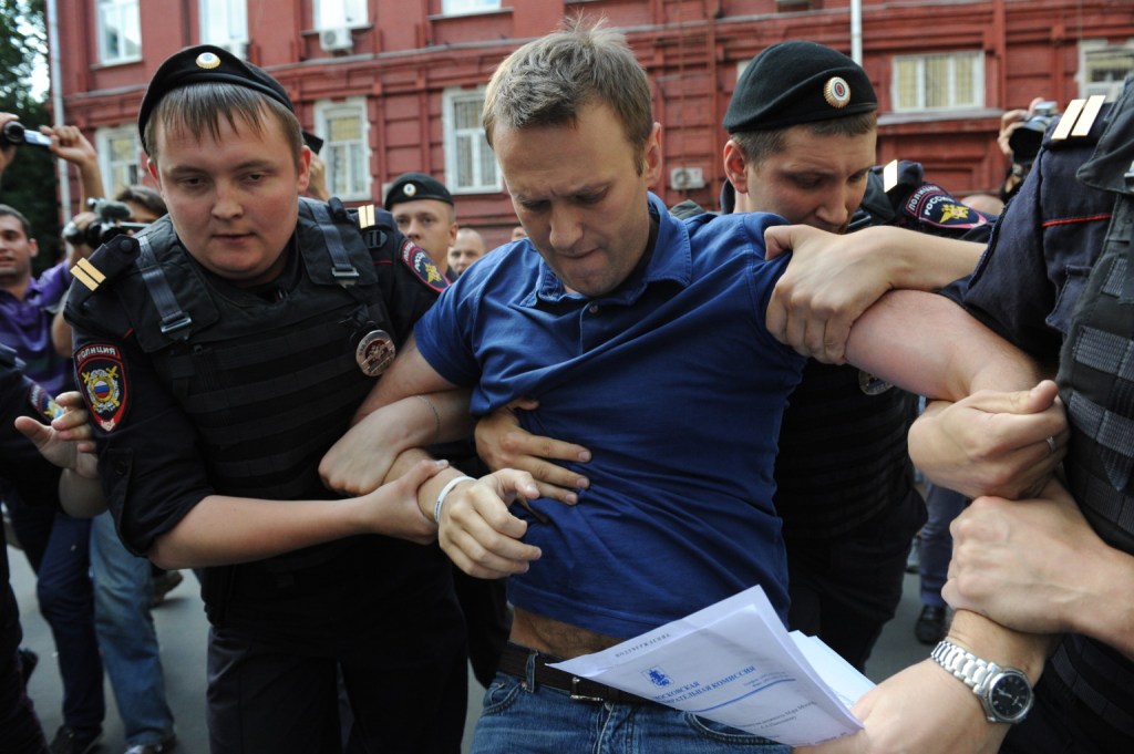 O empresário e blogueiro Alexei Navalny é preso durante um protesto contra Vladimir Putin