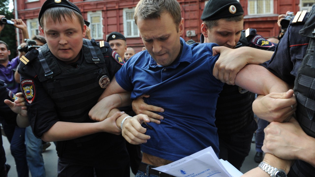 O empresário e blogueiro Alexei Navalny é preso durante um protesto contra Vladimir Putin