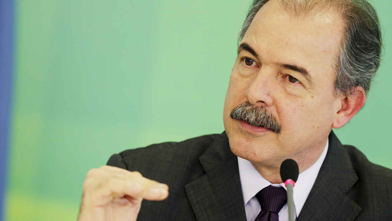 O ministro da Casa Civil, Aloizio Mercadante, durante entrevista coletiva em Brasília - 24/03/2015