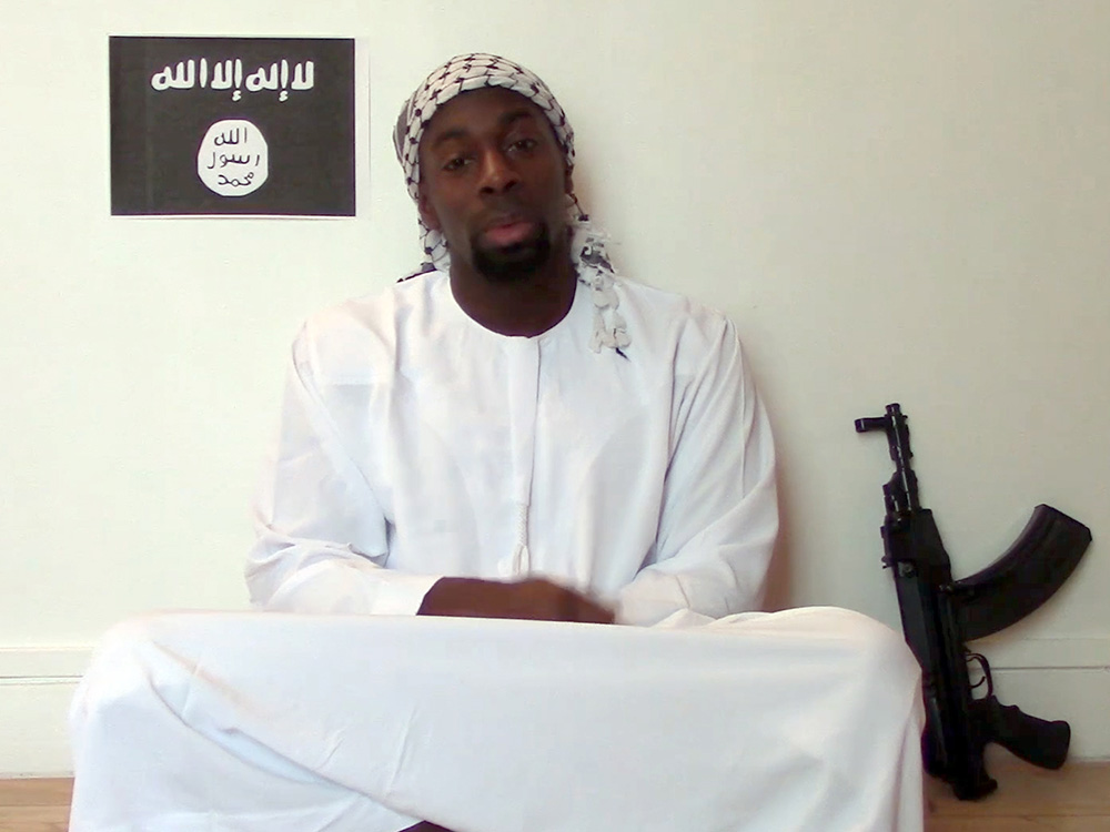 Imagem retirada de vídeo divulgado na internet mostra um homem que alega ser Amedy Coulibaly