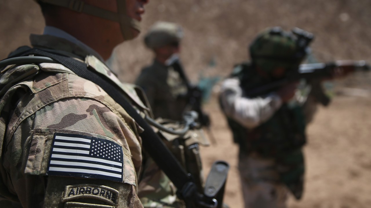 Soldado americano treina recruta iraquiano em uma base militar em Taji, Iraque