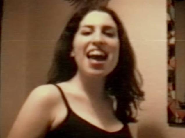 Amy Winehouse canta Happy Birthday a uma amiga