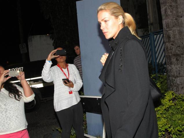 A apresentadora Ana Hickmann sai de delegacia em Belo Horizonte após ser alvo de um atentado. O caso ocorreu no hotel Caesar Business no sábado, 21/05/2016