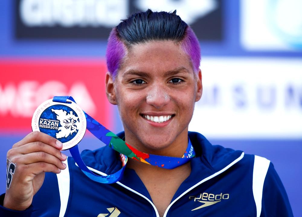 De cabelos roxos, Ana Marcela Cunha posa com a medalha de bronze conquistada no Mundial de Kazan, na Rússia
