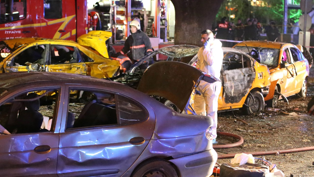 Um atentado com carro-bomba no centro de Ancara, na Turquia