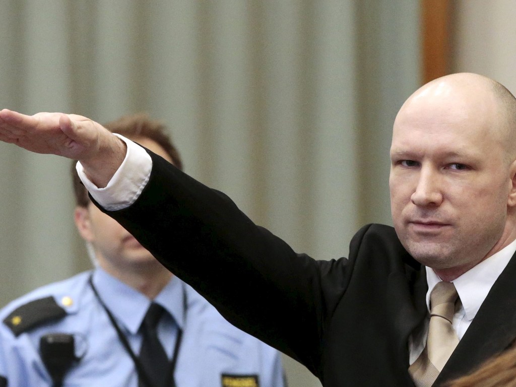 O assassino norueguês Anders Breivik faz saudação nazista na Corte, em Oslo