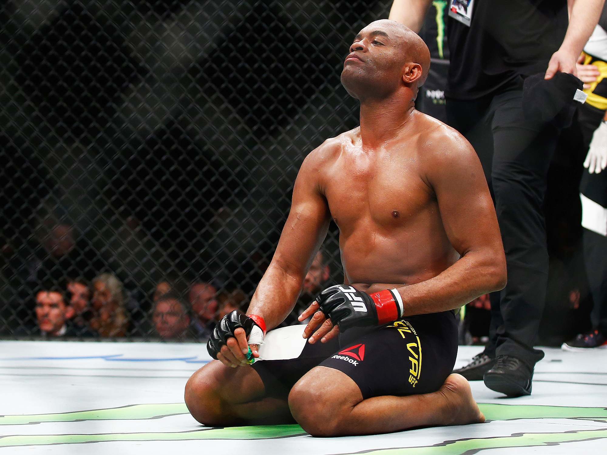 Em luta polêmica de cinco rounds, Anderson Silva perde por decisão unânime para Michael Bisping no UFC Londres pelo peso-médio