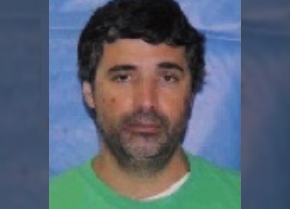 O banqueiro André Esteves aparece em foto de identificação feita pela polícia