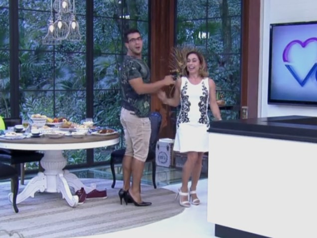 André Marques depila a perna e monta no salto no Mais Você, da Globo