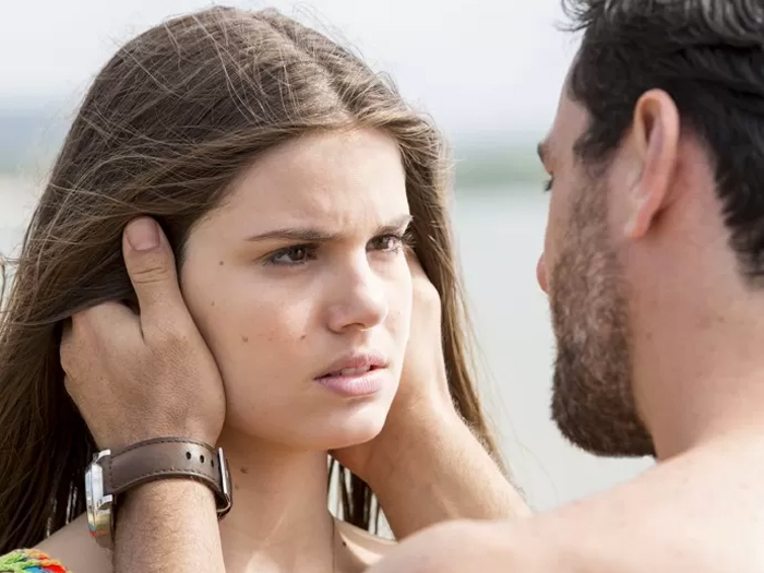 Alex (Rodrigo Lombardi) arma o bote para a enteada, Angel (Camila Queiroz),  na lua-de-mel com Carolina (Drica Moraes)