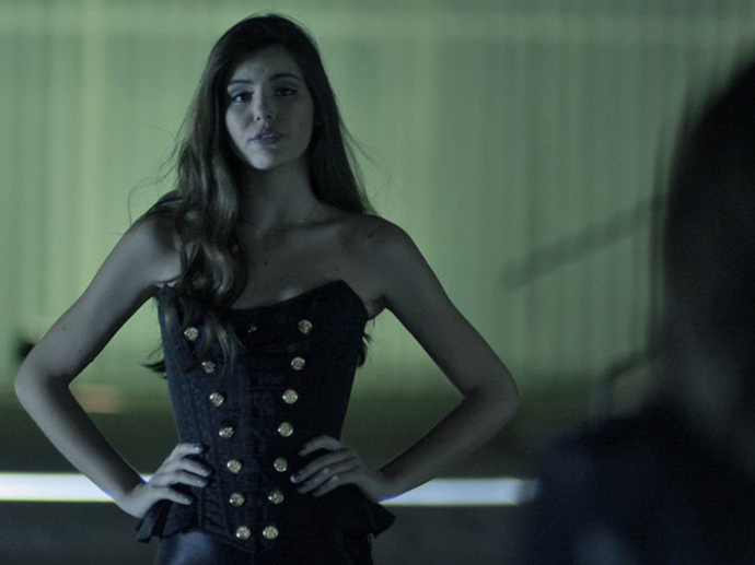 Angel (Camila Queiroz) fica chocada ao saber sobre a existência do book rosa em Verdades Secretas