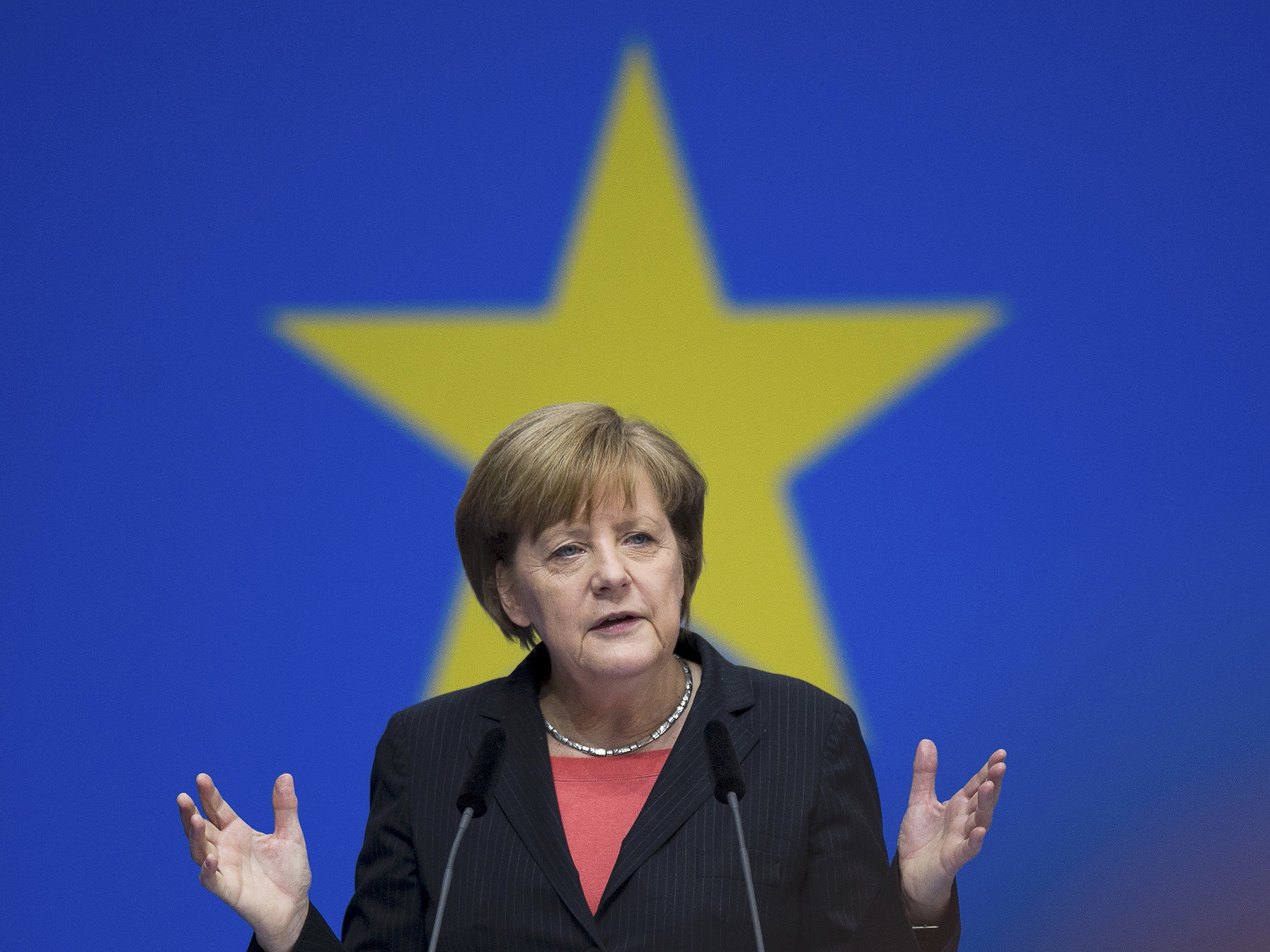 Sinceridade de Merkel faz jovem refugiada chorar na ...