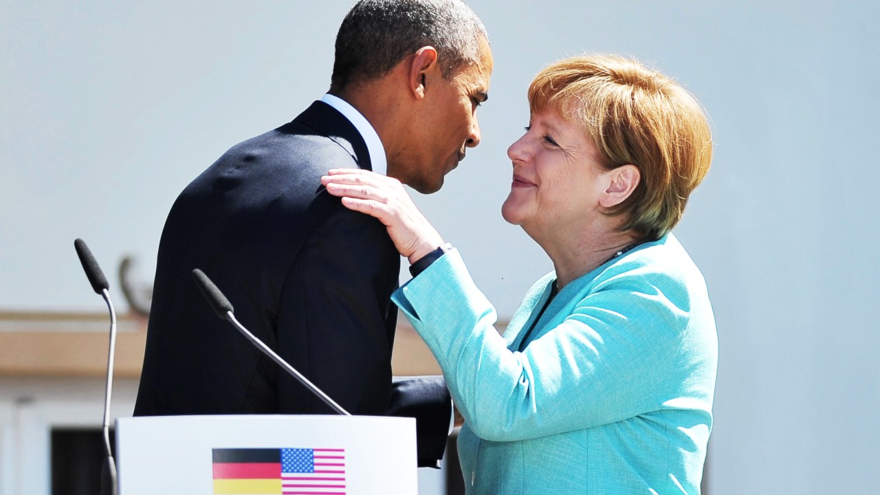 O presidente dos EUA, Barack Obama, cumprimenta a chanceler alemã, Angela Merkel, durante reunião com os cidadãos antes do início de uma cimeira do G7