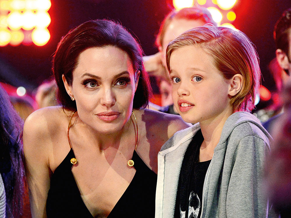 "ELA QUER SER UM MENINO" - Angelina Jolie e a filha Shiloh aos 8 anos