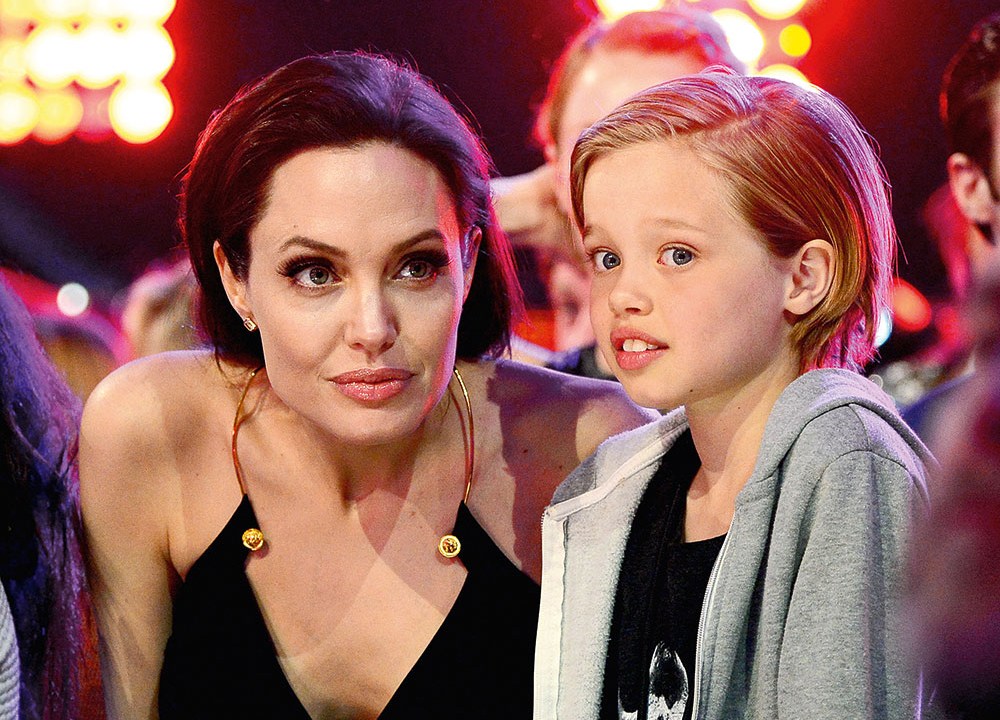 "ELA QUER SER UM MENINO" - Angelina Jolie e a filha Shiloh aos 8 anos