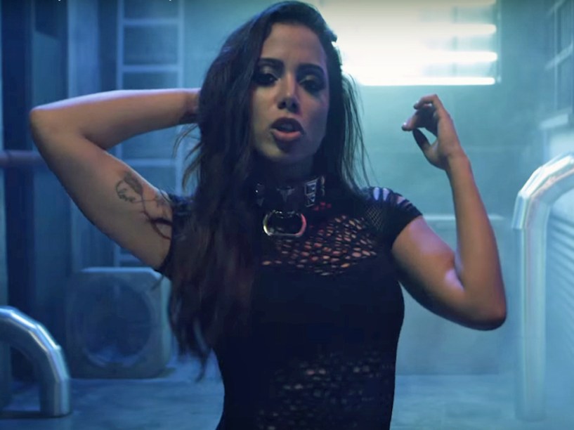 Anitta aparece sexy em capa de novo single com J Balvin - Quem