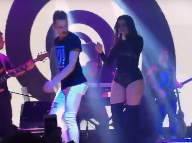Anitta aparece expulsando fã do palco em vídeo