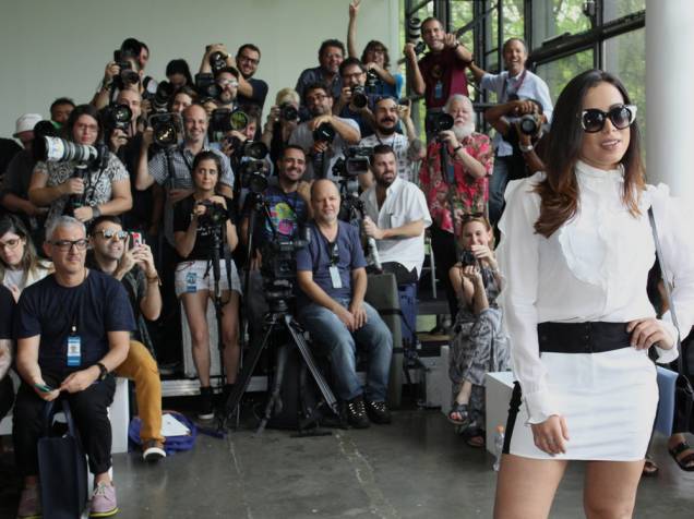 A cantora Anitta posa de ícone da moda na São Paulo Fashion Week